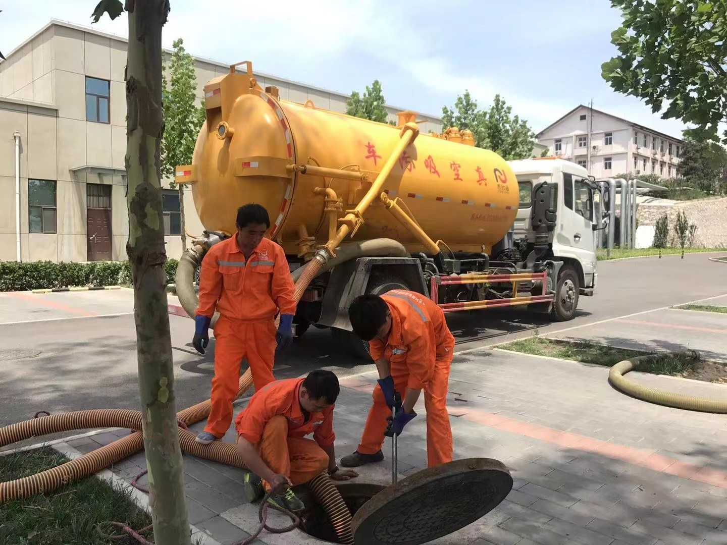 佛冈管道疏通车停在窨井附近