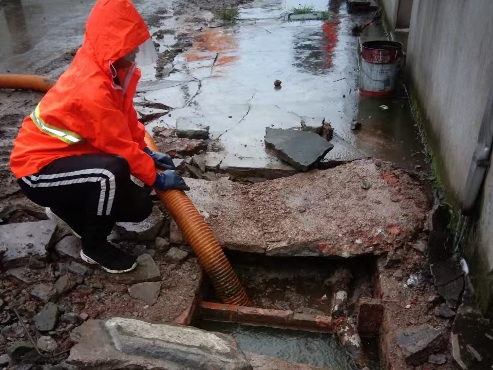 佛冈专业清理污水池 炜誉市政以规范流程守护城市 “肠道”