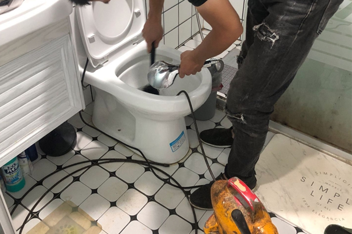 佛冈马桶堵塞自己疏通还是找师傅？专业上门服务让你省时更省心