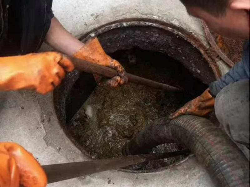 佛冈清理化粪池时如何避免沼气的危害？